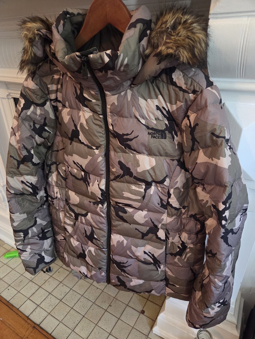 The North Face Dealio / Gotham Parka - White Woodland Camo - XL Women's